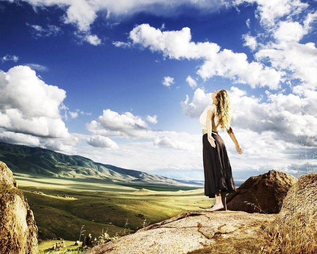 Öngörüleri doğru çıkan.Doğaüstü yetenekleri olan, yalnız kaldığında güçlenen başkalarını kolaylıkla etkileyebilen. Olumlu ve güçlü enerjilere sahip.