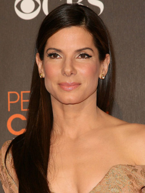 ÇENE ŞEKLİNİZ KİŞİLİĞİNİZİ BELİRLİYOR! Kare Çene Bu çene yapısına sahip insanlar sinirli ve arıza çıkarmayı seven inatçı kişiliktedir. Bu kişiler kendilerini iyi ifade ederler. Sıklıkla insanların kalbini kıran bencil insanlardır.