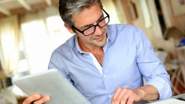 Sosyal yönü güçlü, yeni fikirleri seven, hassas yaradılışta zevkleri için para harcamaktan çekinmeyen, bu yüzden zorlanan.