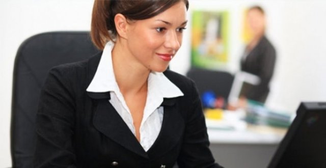 Yabancı dil konusunda başarılı, konuşmaları sıradışı, yenilikçi bulunduğu ortamda kolayca ilgi uyandıran, sıradışı espri kabiliyeti olan. Zeki, diğerlerinden çok çabuk öğrenen, kısa yoldan sonuca ulaşabilen bilime önem veren, tartışmalardan hoşlanan.