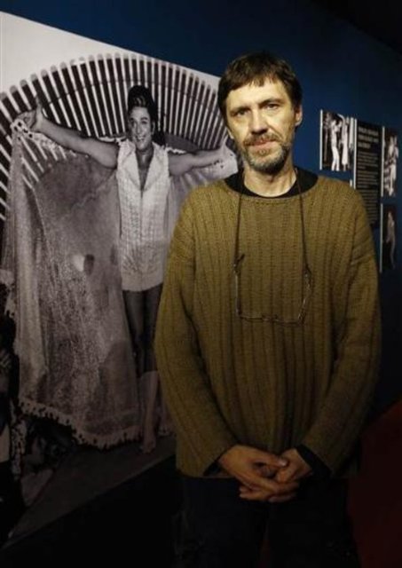 Serginin Küratörü Derya Bengi, 5 ay hazırlık yaptıkları sergide, fotoğrafların yanı sıra sanatçıya ait önemli belgeler de bulunduğuna dikkati çekti.