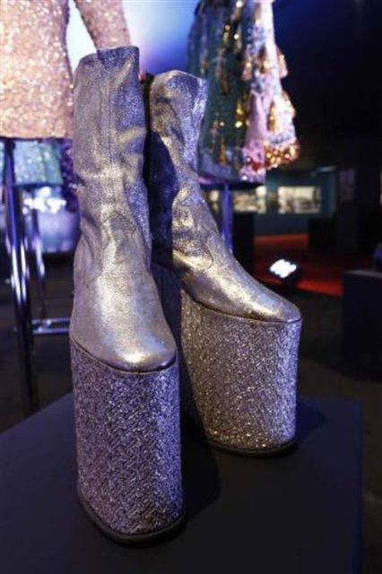 Bengi, "Sergimizde sanatçının gazino ve film mukaveleleri, plak şirketiyle anlaşmaları, annesinden gelen mektupları, kostümleri, çizmeleri ve gözlükleri bulunuyor. Sergide günlük hayata dair çok şey söyleyen belgeler de var" diye konuştu.