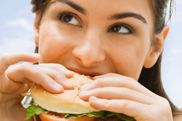 Bisküvi, kahvaltılık gevrek, kek, ekmek, pizza ve hamburger gibi hazır ve işlenmiş gıdaları kısıtlayın. Bunların yerine;