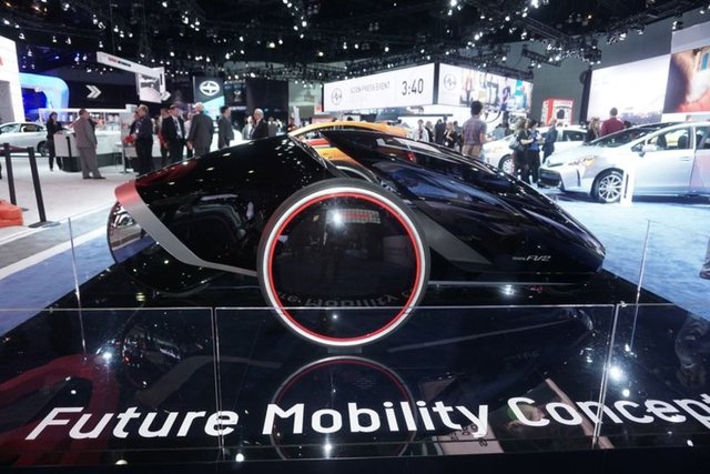 Toyota'nın, sürücünün vücut hareketleriyle gidilecek yönü belirleyen direksiyonsuz FV2 modeli büyük ilgi gördü