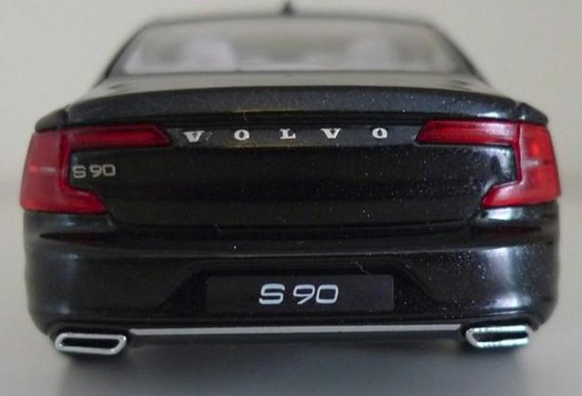Şimdilik maket olarak görülebilen bu fotoğraflarda Volvo S90 1:43 oranında ölçeklendirilen model belirtildiğine göre üretilecek model ile birebir aynı. 