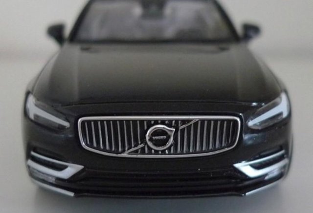 Ayrıca Volvo S90'ın eğimli tavan çizgisi sportif bir görünüme sahip olmasını sağlıyor. 
