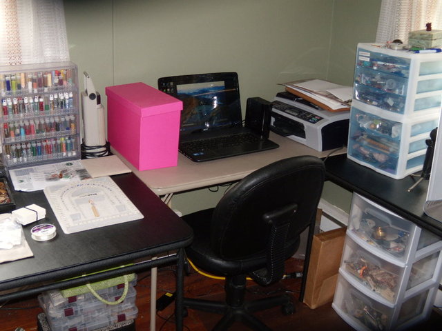 Uzmanlar düzenleyici çözümler bulmak için alışverişe çıkan insanların en çok yaptıkları hatanın, kullanmadıkları büyük eşyaları koymak için büyük plastik kutular ve birbirine benzeyen küçük eşyaları koymak için küçük sepetler almak olduğunu söylüyor.  -