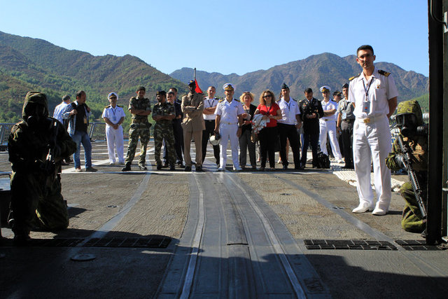 Daha sonra harekat sahasında gizlenen keskin nişancılar tarafından karşı taraftaki hedefler başarıyla vuruldu. Su altı ekibi tarafından hedefe yerleştirilen patlayıcı düzenekle düşman radar anteni imha edildi.