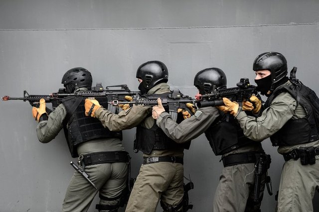 Ardından deniz kenarındaki alanda gerçek mermilerin kullanıldığı tatbikata geçildi. Botlarla ve denizaltından eş zamanlı alana gelen SAT komandoları, nöbetçileri etkisiz hale getirdi.