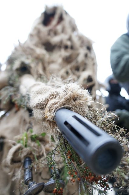 Komandolar tarafından düşman hücum botuna saldırı düzenlendi. Bot ile alana giren komandolar, makineli tüfekle hedefi ateş altına aldı. Uygun mesafeye gelen komandolar tarafından roket hücumu yapıldı.