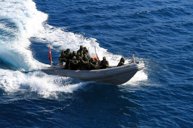 Kule Eğitim Alanı'ndaki ilk tatbikatta, helikopter ve gemi simülasyonlarında rehineler kurtarıldı. Helikopterden halatlarla inen komandolar, yan taraftaki gemiye baskın yaparak, rehineleri özgürlüğüne kavuşturdu.