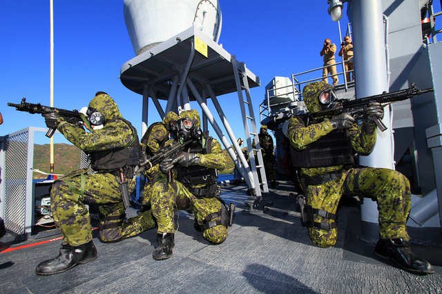 Deniz Kuvvetleri Komutanlığı'na bağlı su altı taarruz (SAT) komandoları, Anadolu Kavağı'ndaki eğitim alanlarında kapılarını basın mensuplarına açtı.