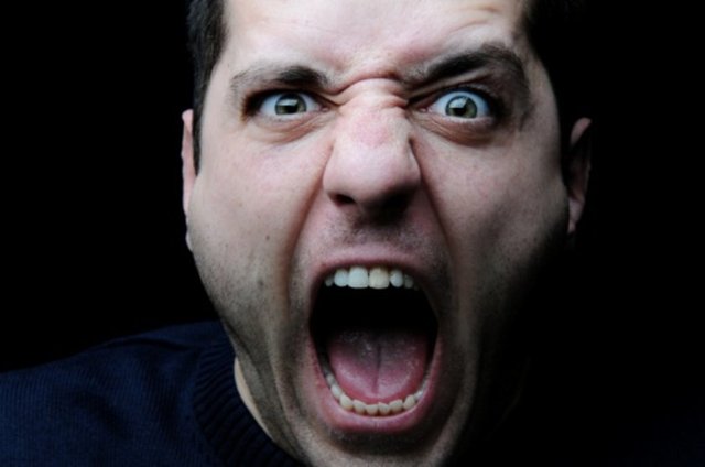 Bu durum iletişimde, "kesin bir şekilde kesin olmamak" olarak ortaya çıkar. Yani "Evet" (kesin) dediğinizde aslında "Kesinlikle hayır" (kesin olmayan bir biçimde) demeye çalışıyorsanız.