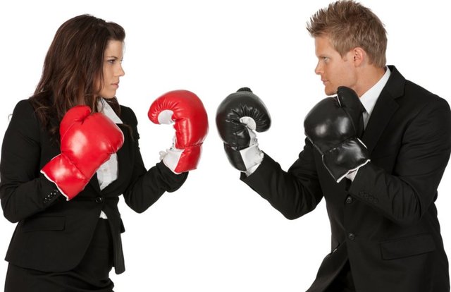 "Neden benimle ilgili böyle gerçekdışı beklentilere sahipsin?" veya "Sen kiminle konuştuğunu sanıyorsun, ufaklık?" gibi cümleler kurarak kendi kendinizi baltalayan bir duruma giriyorsunuz. (Büyük ihtimalle bu özelliği çocukluğunuzdan almış olabilirsin