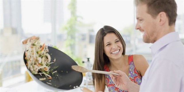 Yemek yapmaya başladı