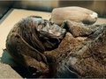 <p>Bilim insanları şok oldu! <br /> Çin'de yapılan arkeolojik bir kazıda bulunan 300 yıllık bir mumya, tabutun kapağını açar açmaz, oksijenle temas etmesi nedeniyle yaklaşık 1 saat içinde simsiyah oldu.</p>