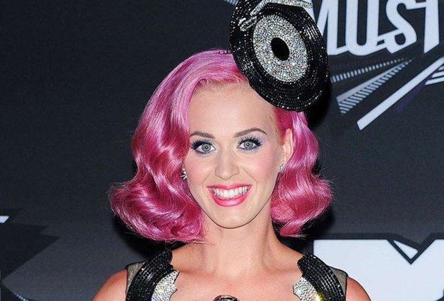 Ödül törenine üç dalda ödül alan Katy Perry ve One Direction grubu ile