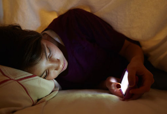 Akıllı telefonlar ve direk elektronik cihazlardan yayılan yapay mavi ışıklar beyninizi uyarır ve uykuya dalmanızı sağlayan melatonin hormonunun salgılanmasında sıkıntı yaratır.  -