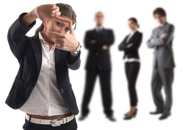 Başarılı insanlar zorluklarla ya da engellerle karşılaştıklarında bunları problem olarak aldılamak yerine geçmişte aştıkları diğer engellerden biri olarak görüyorlar.  -