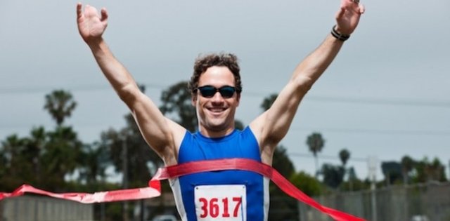 Başarılı insanlar çevrelerinde pesimistik, memnuniyetsiz, şikayetçi, erteleyici ve her sorun için bahane yaratan insanlar bulundurmamaya özen gösteriyorlar.  -