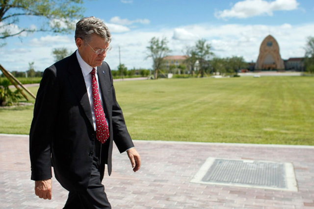 Geçmişte yaşadığınız sürece şimdiki zamanda asla mutlu olamayacağınızı biliyorlar.  -