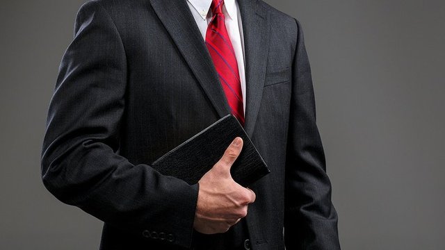 Başarılı insanlar başkalarının hareketlerinin kurbanı olmamaya çalışıyorlar. Kötü insanlardan ve kötü durumlardan uzak durmaya özen gösteriyorlar.  -