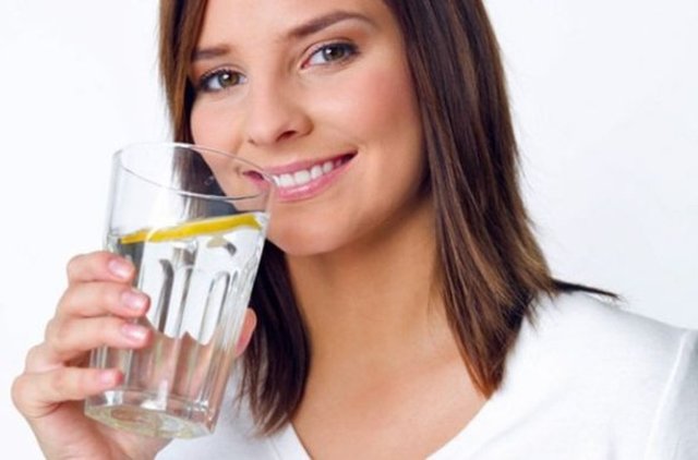 Günlük en az 1,5- 2 litre su içmeyi ihmal etmeyin. -