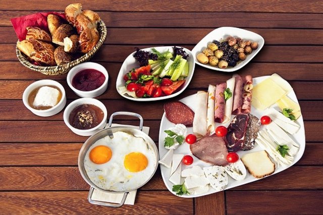 (örneğin hazır et ve tavuk suyu tabletleri gibi), süt, her türlü sakatat, salam, sosis, pastırma, sucuk, karides veya midye gibi bazı deniz ürünleri yer alıyor. -