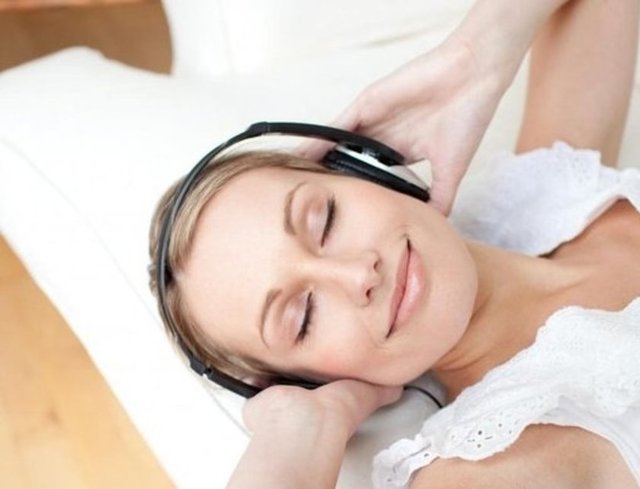 9. Aynı düşünceler beyninizi kemirip duruyor ve hatta bazen kendinizi tavana boş boş bakarken buluyorsanız sizi güçlü hissetmenizi sağlayacak bir şarkı dinleyin ya da film izleyin