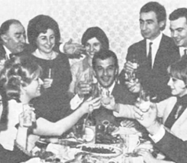 Bi meşhur olamadım diye üzülenler! - Sadri - Çolpan Alışık çifti, arkalarında Ali Şen, eşi ve oğulları genç Şener Şen...