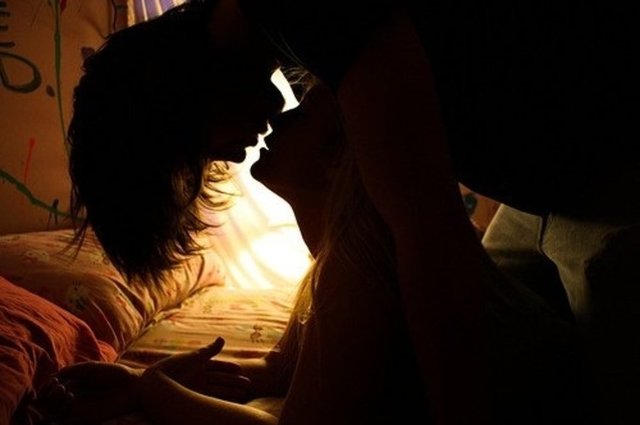 Unutmayın, onlar her zaman farklı ve yeni cinsel pozisyonları denemek ister ve hiçbir zaman pornoda izlediklerini birebir ilişkilerine uygulamazlar, sadece ilham alırlar.