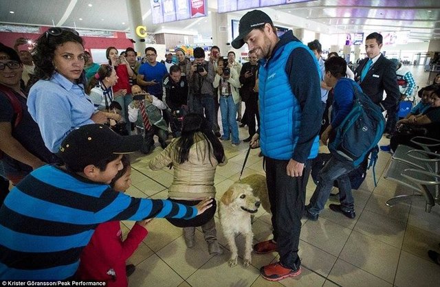 Arthur'u Lindnord'un eşi Helena ve küçük kızı Philippa karşıladı.