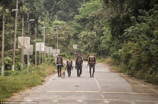 İsveçli sporcular yağmur ormanlarındaki Macera Yarışları Dünya Şampiyonası'ndan önce Arthur'a köfte yedirdi.