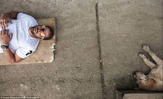 Yarışçıların peşinden akıntılı sularda yüzen, dağları tırmanan ve sporcuların dizlerine kadar gelen çamurların içinde yürüyen Arthur, güçsüz düşmesine rağmen ekibi bırakmadı.