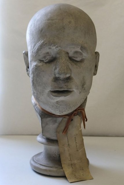 Carl Gottlob Irmscher Karısını ve çocuklarını öldürdü. Başı kesilerek idam edildi. -