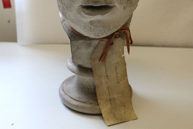 Napoleon 1840'ta başı kesilerek öldürüldü.  Napoleon'un ölüm maskesine iki yüz yıla yakın süredir bağlı duran küçük parşömen kağıdında aynen böyle yazıyor... -