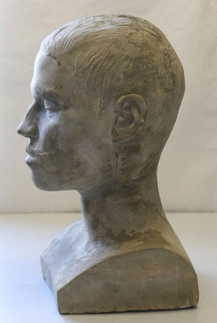 Josef Schroeder Katil. 1843'te asılarak idam edildi. Josef Schroeder'in ölüm maskesinin, kendisi ölüyken çıkarıldığını boynunun en üst tarafında yer alan ilmek izinden, ve saçlarının yerinde duruyor olmasından anlayabiliyoruz. -