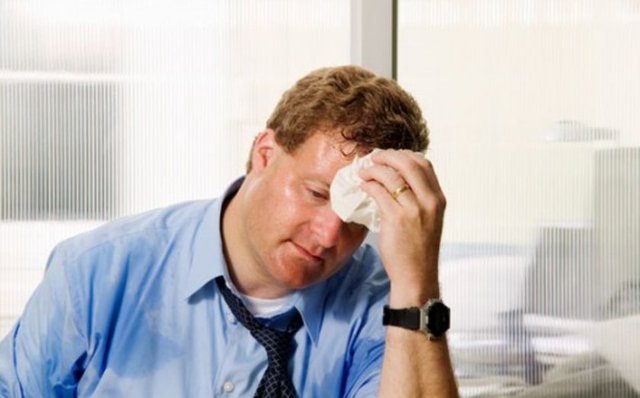 Sıcaklık nedeniyle aşırı terlemek sodyum ve potasyum kaybına yol açacağından kalp hastalarında el uyuşukluğu olabilir.