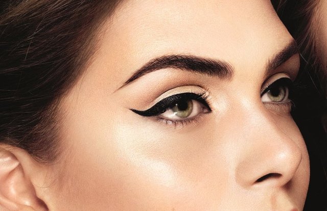 Eyeliner ile belirginleştirilen gözler, yılbaşı gecesi için en ideal makyaj alternatiflerinden biri.