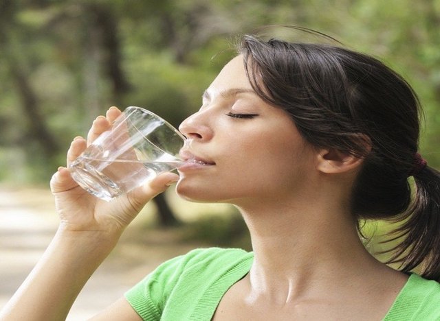 Bununla birlikte, içtiğiniz bir bardak soğuk suyu sıcak su ile değiştirirseniz bu sorunla karşı karşıya kalmazsınız.