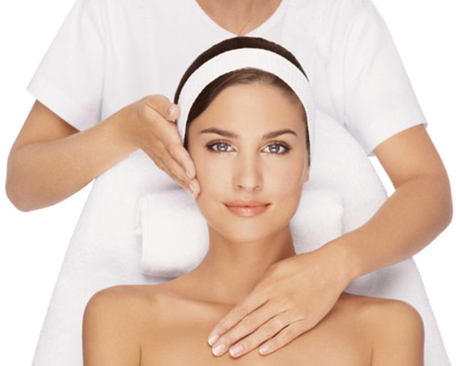 Sıcak su içmek elastikliği azalmış ve serbest radikallerin aşındırdığı deri hücrelerinin kendilerini yenilemesine yardımcı olur böylece cildiniz daha genç ve yumuşak görünür.