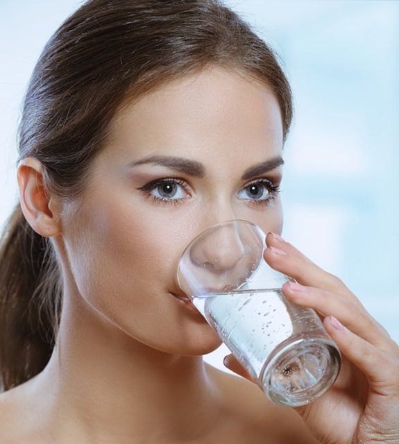 Bu su bağırsaklarınızda bulunan herhangi bir kalıntıyı çözer ve bağırsaklarınızın daha düzgün ve ağrısız çalışmasına yardımcı olur.