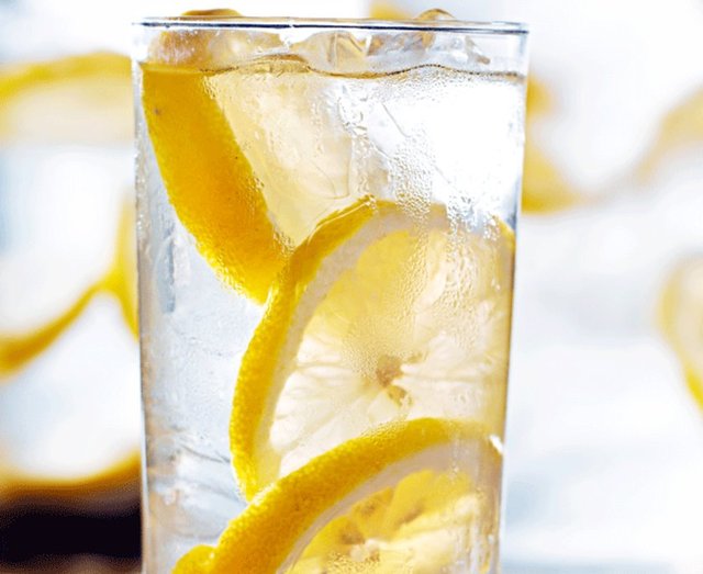 Bunu başarmak için güne içine biraz limon sıkılmış sıcak su içerek başlayın.