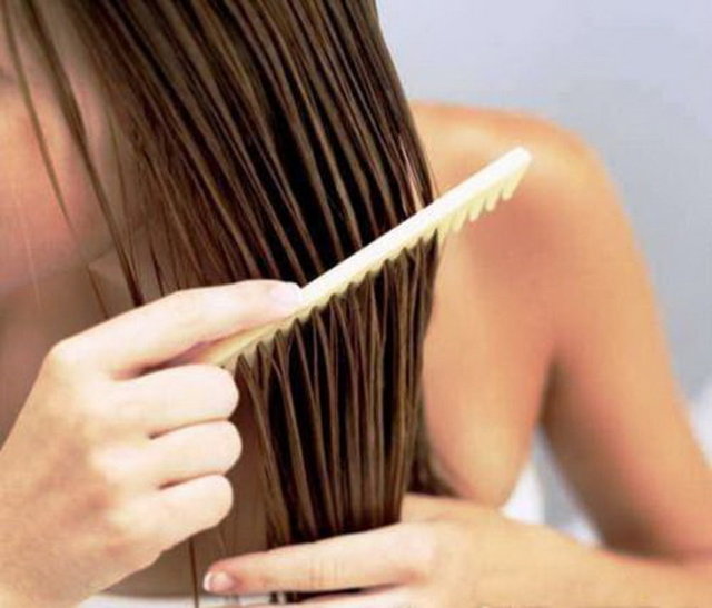 Sıcak su saç derinizi nemlendireceği için, derinin kurumasının ve kepek oluşumunun önüne geçer.