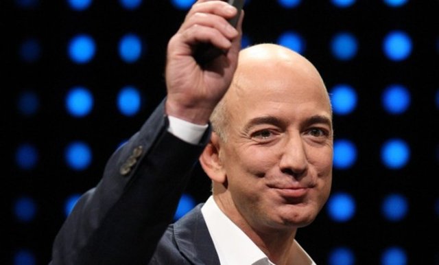 32. Jeff Bezos  - Amazon adlı sitenin CEO'su Bezos, akıllı telefonlar, marketler ve hatta maket uçaklarla yapılan teslimatların, e-ticaretin önüne geçemeyeceğini ispatladı. -