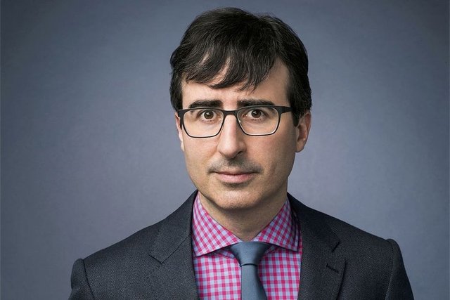 16. John Oliver  - ABD'de yayınlanan "Last Week Tonight" adlı programın yapımcısı ve sunucusu Oliver, sıcak gelişmeleri yakından takip ederek reyting rekorları kırıyor.