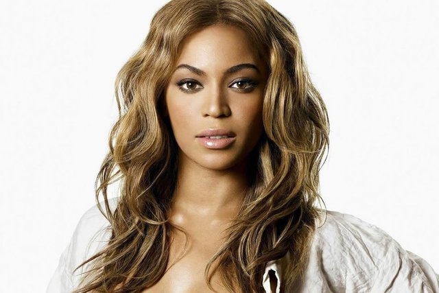 12.Beyoncé  - Kendi adını taşıyan video albümün çıkışından bir yıl sonra TV networkü HBO'nun ona özel hazırladığı yaz turnesi ve MTV Video Müzik Ödüllerindeki performansıyla adından oldukça söz ettiren şarkıcı TIME yılın kişisi adaylarından bir diğeri.