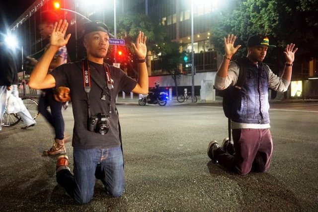 Protestocuların bir kısmı Michael Brown'ın öldürüldükten sonra  - cesedinin 4.5 saat boyunca caddede bekletilmesini sembolize etmek adına  - 4.5 dakika süreyle yerde yatarak ölü taklidi yaptı.