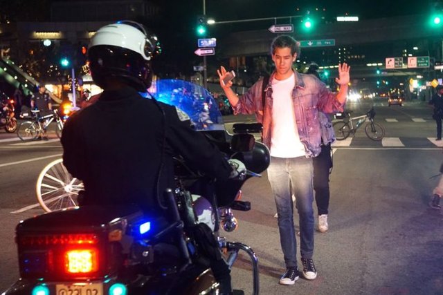 ABD'de ırk ayrımcılığı tartışmalarını yeniden alevlendiren kararın çıkmasından bu yana ülkenin dört bir tarafında kimi zaman şiddet olaylarına da sahne olan protesto eylemleri düzenleniyor.