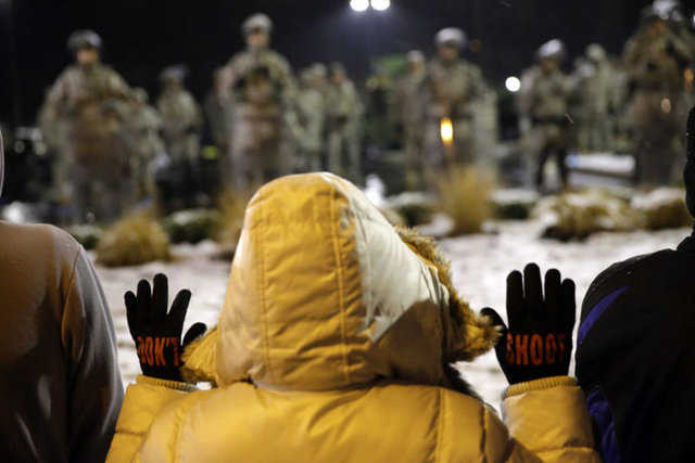 Brown'ın öldürüldüğü Ferguson kentinde iki gecedir devam eden  - protesto gösterilerinde polis 58 kişiyi gözaltına altı.